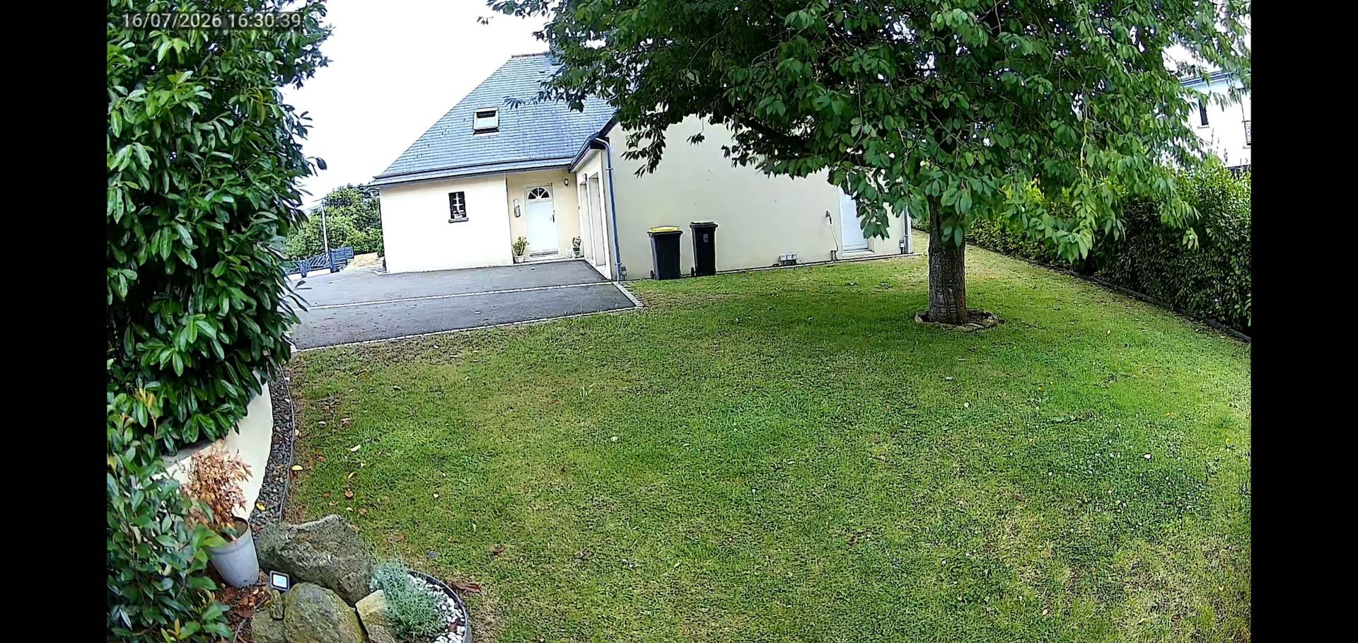 Système autonome de sécurité installé sur une maison de campagne