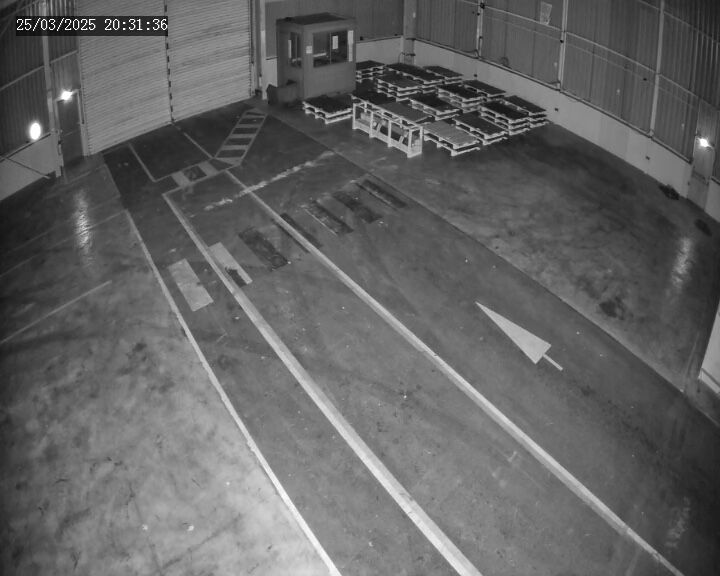 Technicien posant une caméra de vidéosurveillance sur un site professionnel