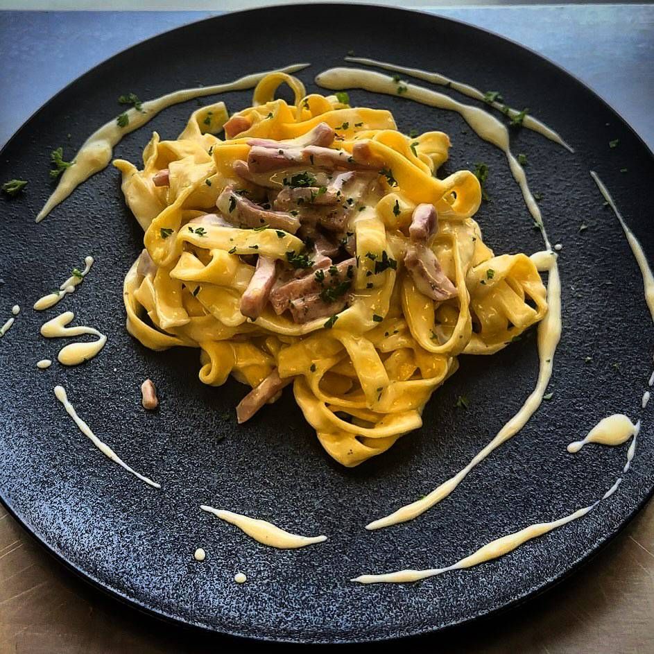 Un gros plan d'une assiette de pâtes avec de la sauce dessus