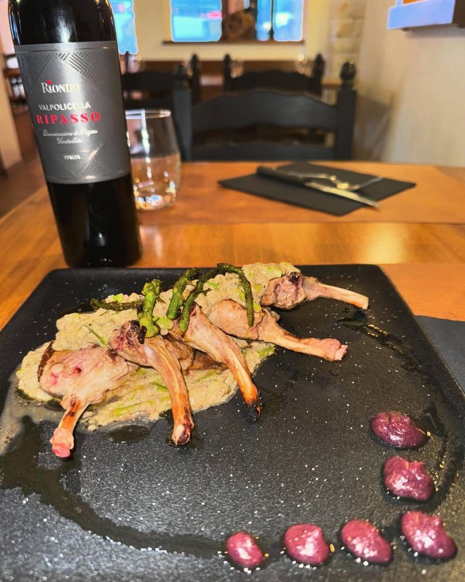 Une bouteille de vin est posée à côté d'une assiette de nourriture