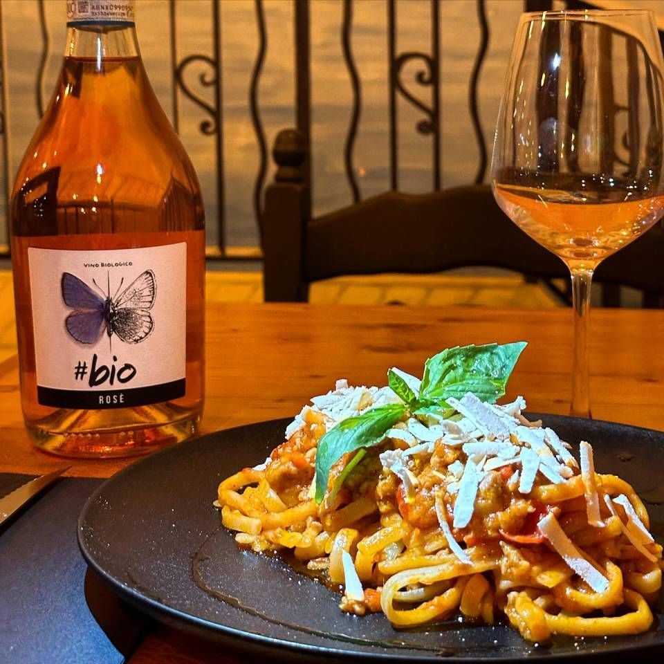 Une bouteille de vin #bio se trouve à côté d'une assiette de nourriture