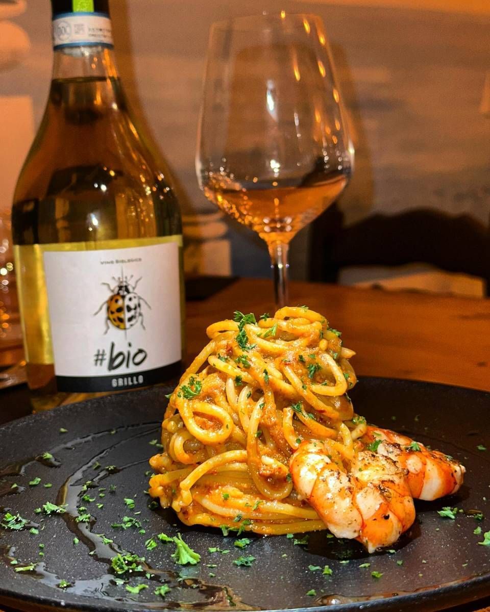 Une assiette de nourriture à côté d'une bouteille de vin #bio