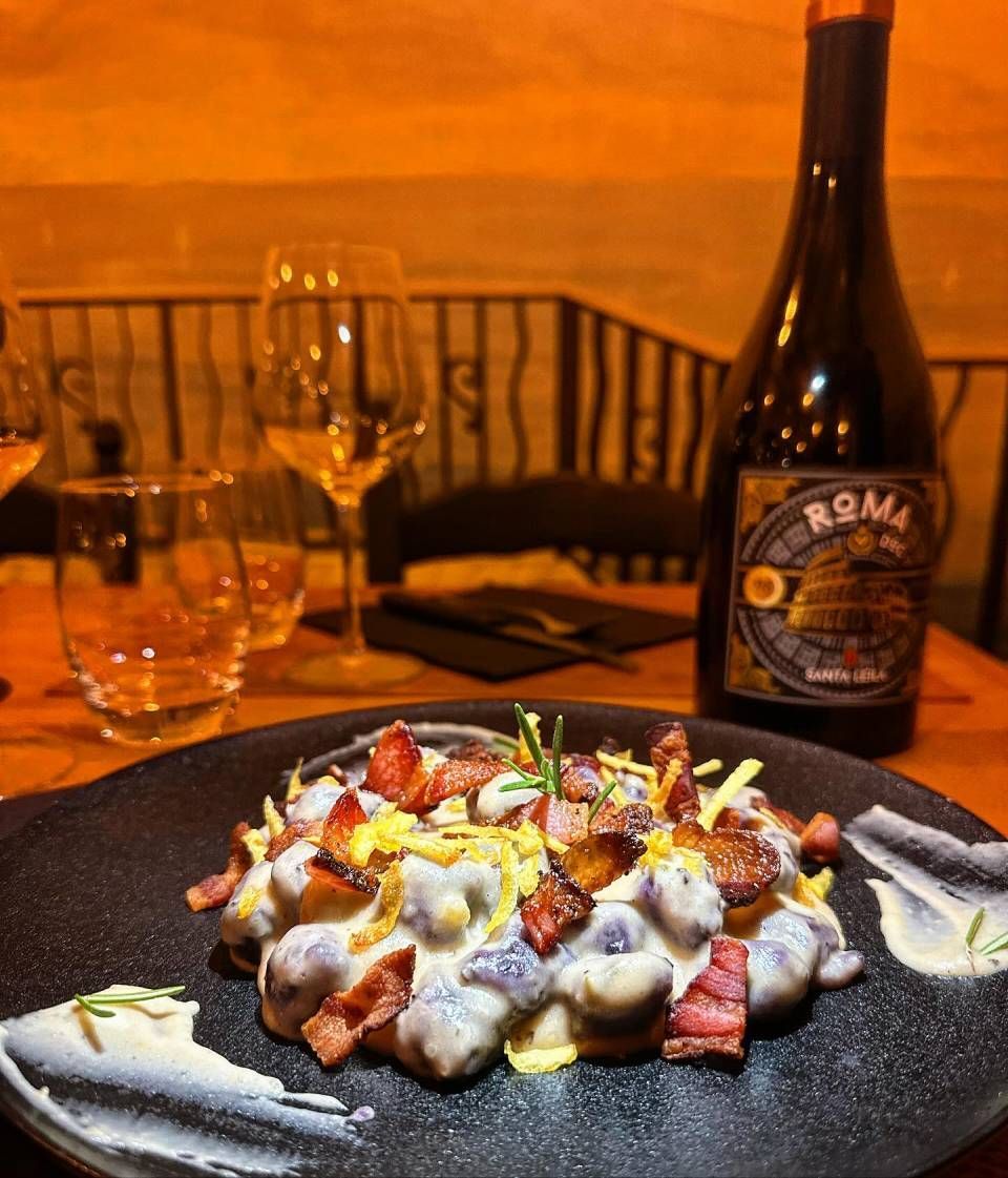 Une bouteille de rhum est posée à côté d'une assiette de nourriture