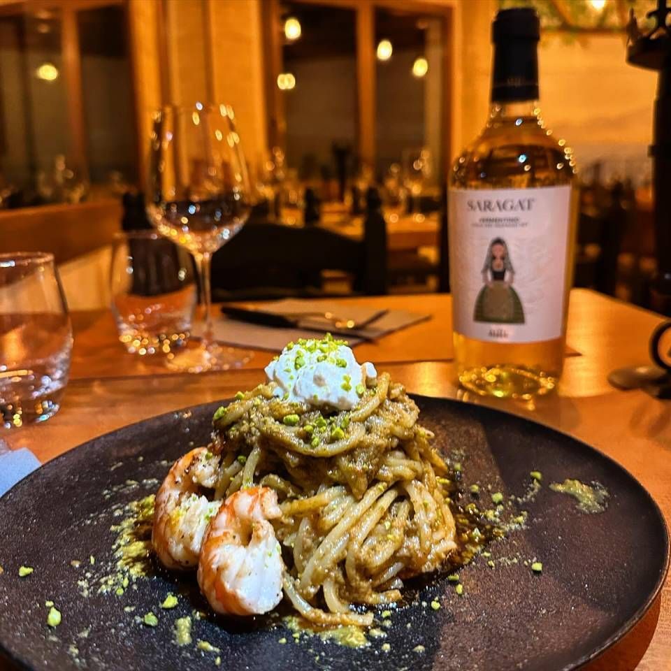 Une assiette de nourriture avec une bouteille de vin en arrière-plan