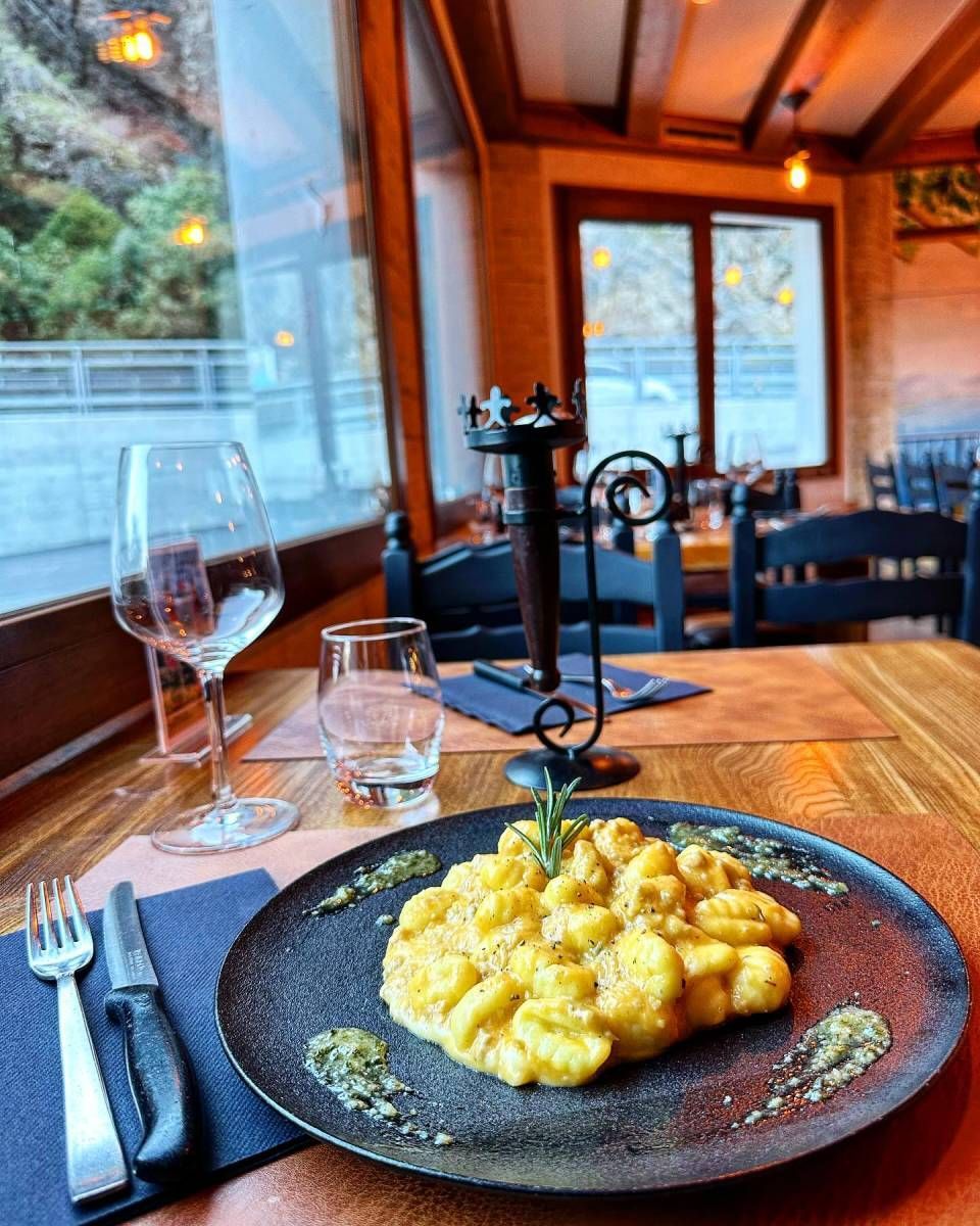 Une assiette de nourriture est posée sur une table dans un restaurant.