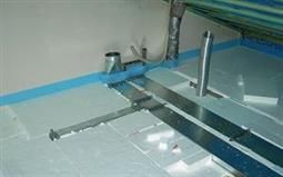 Lüftungskanäle und Kälteleitungen für Wohnraum Klimatisierung unter dem Estrich in einem Passivhaus