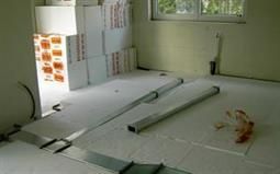 Lüftungskanäle und Kälteleitungen für Wohnraum Klimatisierung unter dem Estrich in einem Passivhaus