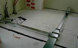 Lüftungskanäle und Kälteleitungen für Wohnraum Klimatisierung unter dem Estrich in einem Passivhaus