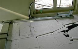 Lüftungskanäle und Kälteleitungen für Wohnraum Klimatisierung unter dem Estrich in einem Passivhaus