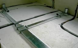 Lüftungskanäle und Kälteleitungen für Wohnraum Klimatisierung unter dem Estrich in einem Passivhaus