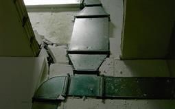 Lüftungskanäle und Kälteleitungen für Wohnraum Klimatisierung unter dem Estrich in einem Passivhaus