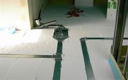 Lüftungskanäle und Kälteleitungen für Wohnraum Klimatisierung unter dem Estrich in einem Passivhaus