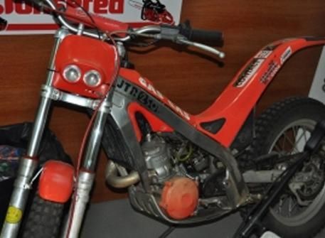 Una motocicleta todoterreno roja con la palabra jtr en el frente