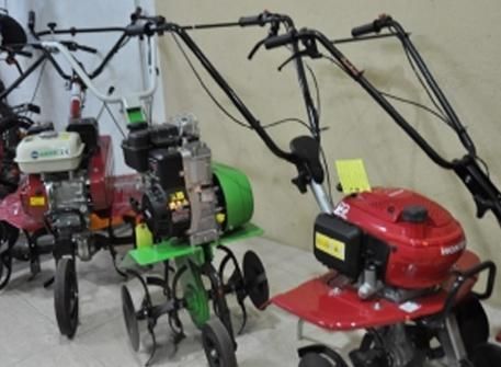 Una fila de pequeños tractores están alineados en una habitación