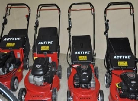 Cuatro cortadoras de césped activas están alineadas en una fila