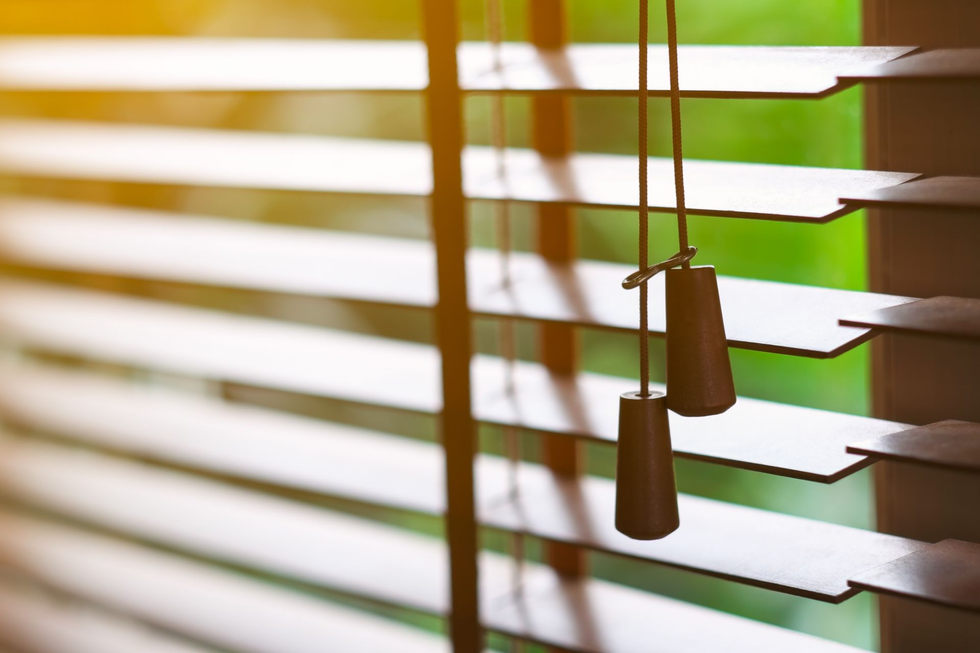 An der Seite eines Gebäudes hängt eine schwarze Markise.