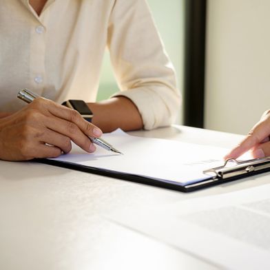 Mann macht Notizen auf Block