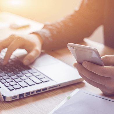 Hand über Laptop Tastatur