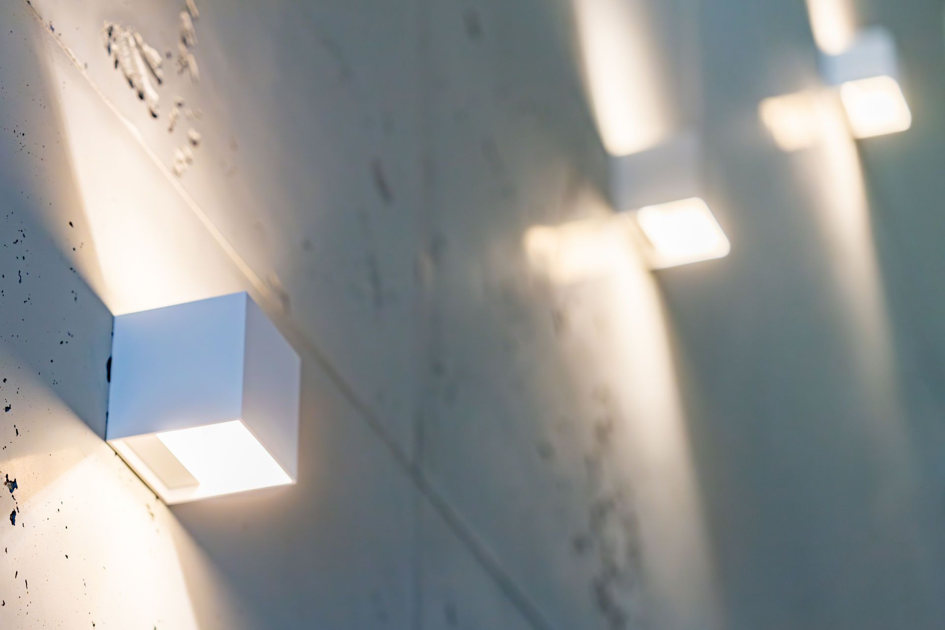 Eine Nahaufnahme einer Wand mit einem Licht darauf.