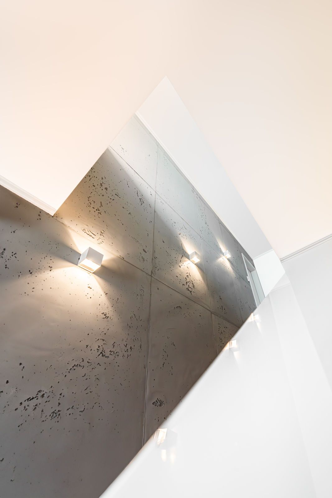 Eine Nahaufnahme einer Treppe mit Lichtern an der Wand.