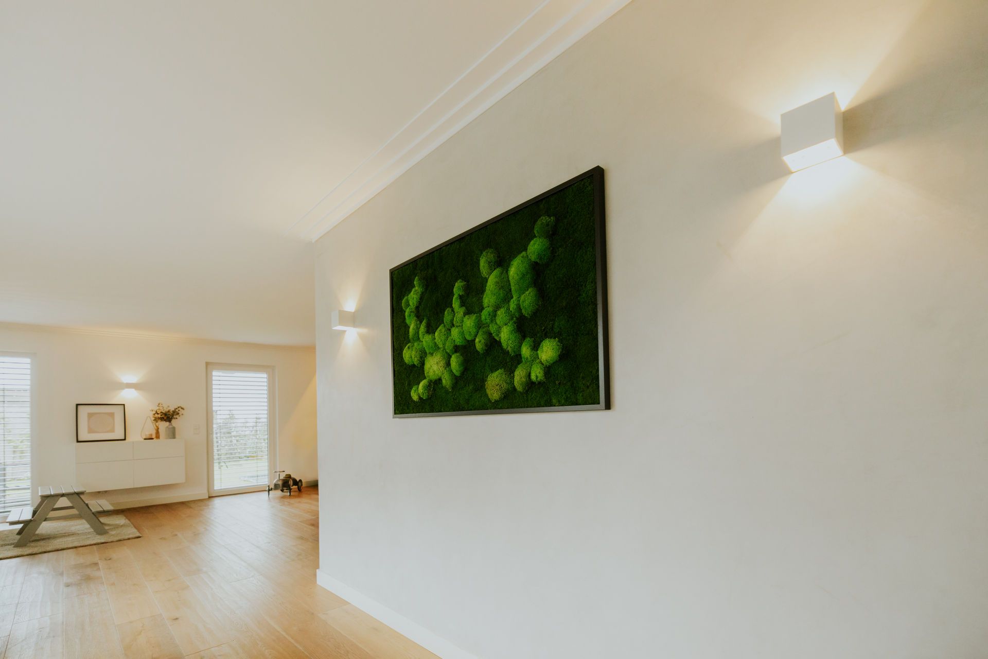 An der Wand im Flur hängt ein Bild von Moos.