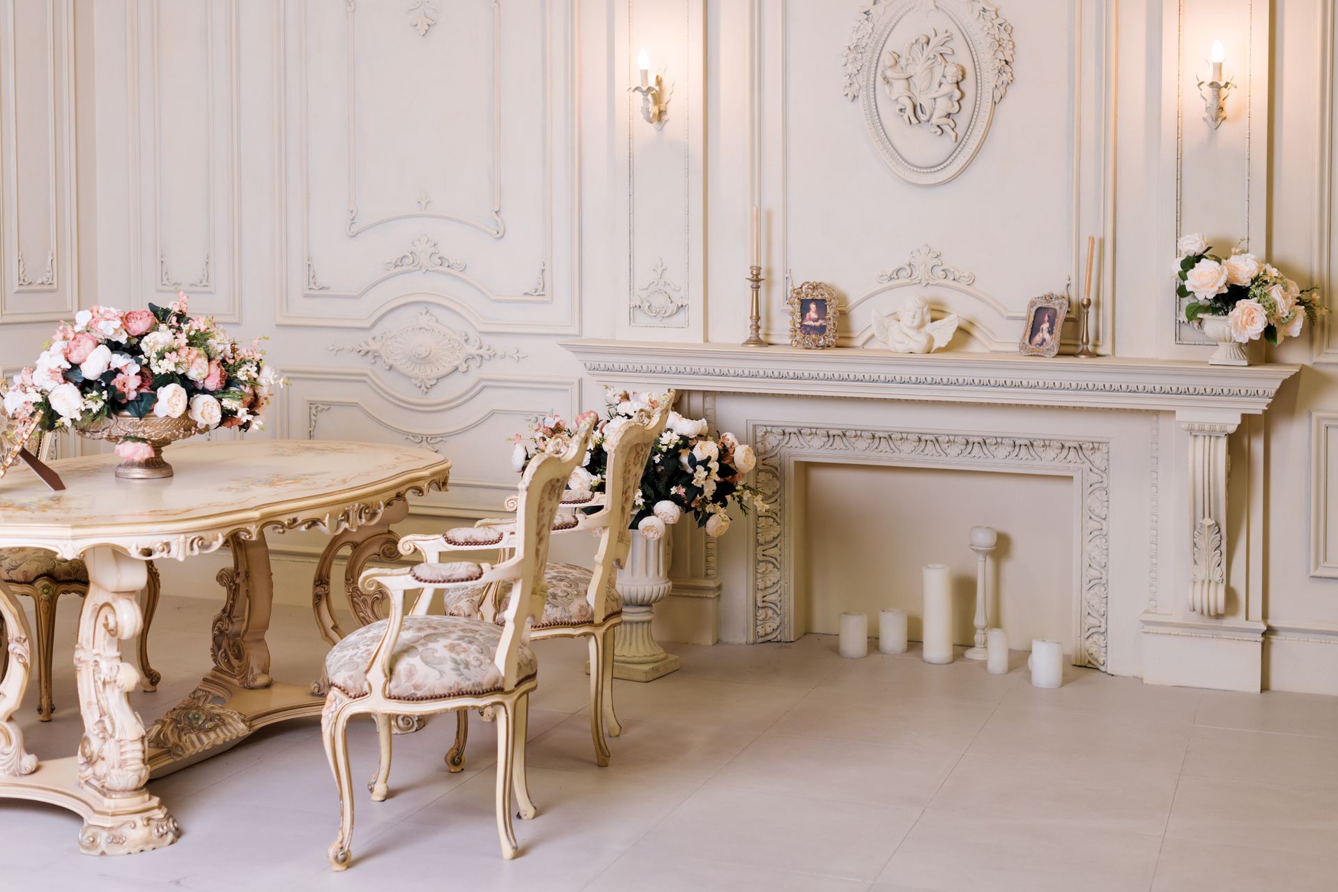 Im Zimmer mit Kamin gibt es einen Tisch und Stühle.