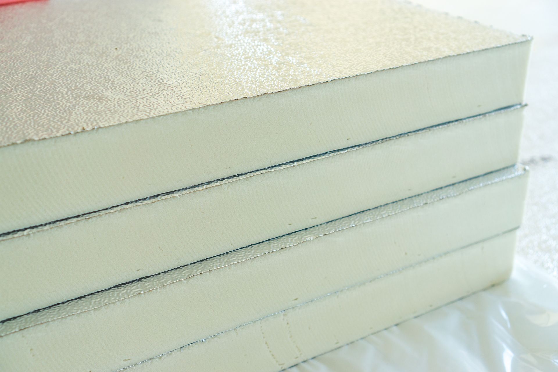 Ein Stapel weißer Schaumstoffplatten, die übereinander auf einem Tisch liegen.