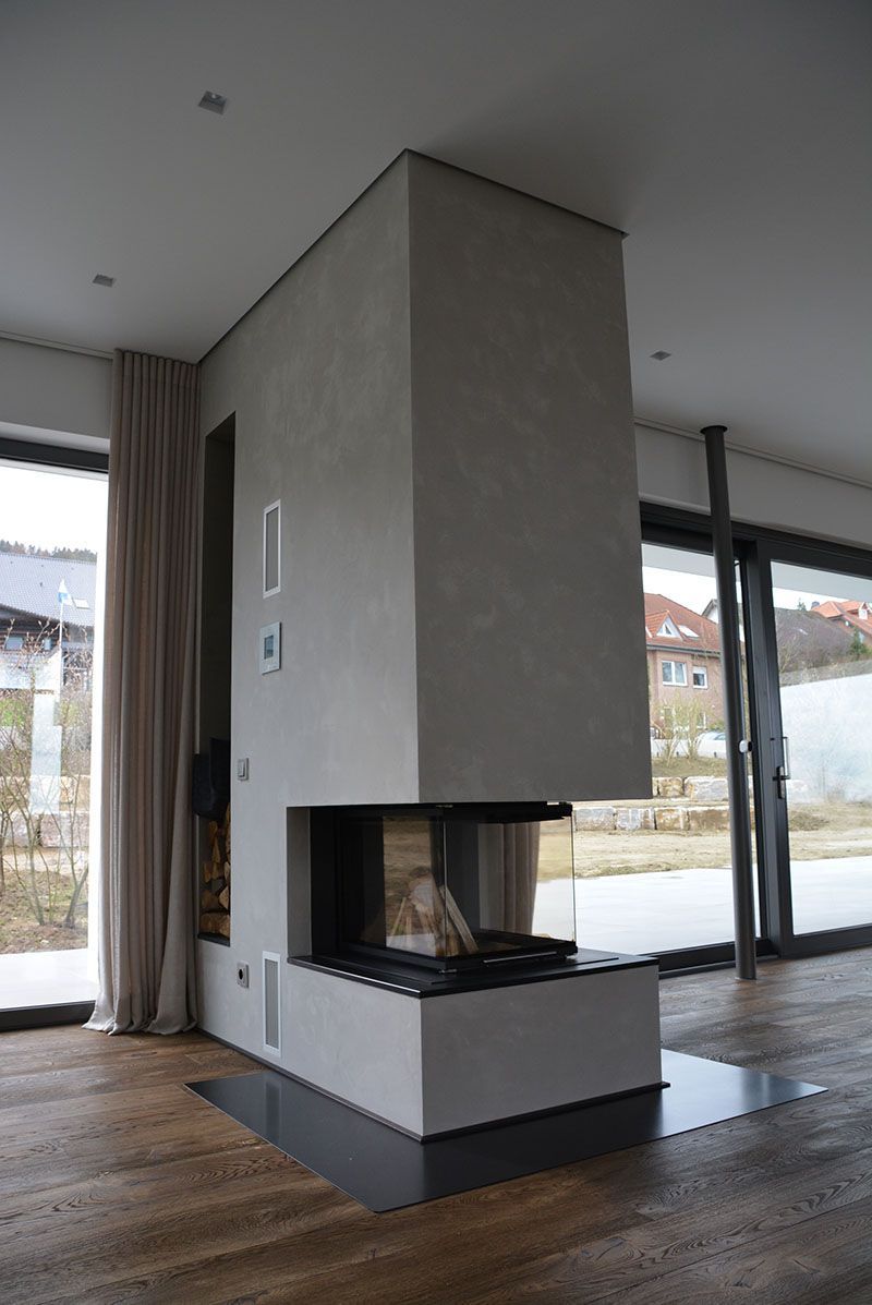 Ein Wohnzimmer mit Kamin und Glasschiebetüren