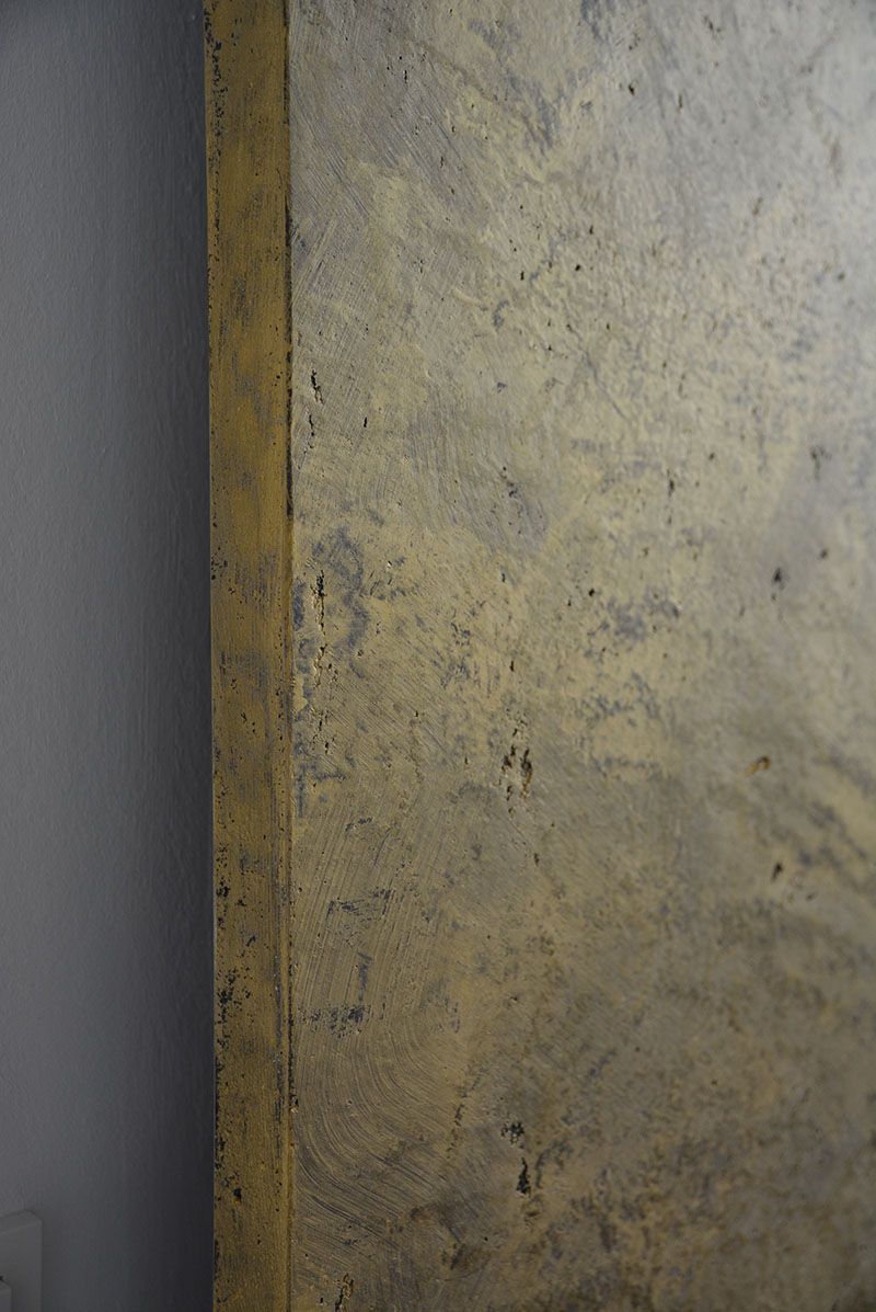 Eine Nahaufnahme einer Betonwand mit einer Ecke.