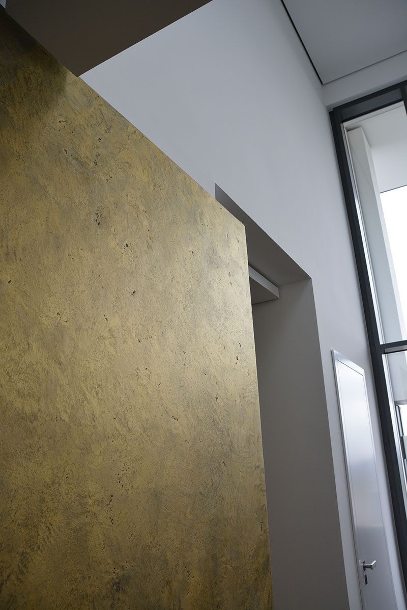 Ein Eingang mit einer goldenen Wand und einem Fenster