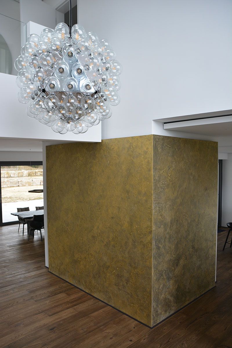 In der Mitte des Raumes hängt ein Kronleuchter von der Decke.