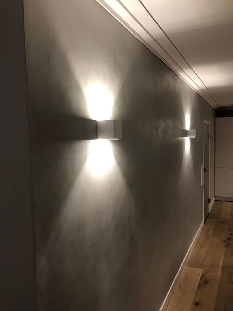 An der Wand im Flur brennt ein Licht.