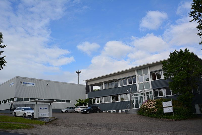 Ein großes Gebäude mit davor geparkten Autos