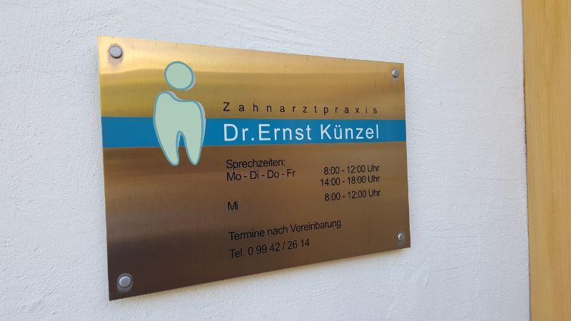 Künzel Ernst Zahnarzt Eingangsschild