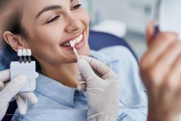 lachende Frau beim Zahnarzt