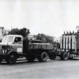 Ein Schwarzweißfoto von einem Lastwagen, der die eine Straße entlangfährt