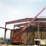 Zum Bau eines Gebäudes wird ein großer Kran verwendet.