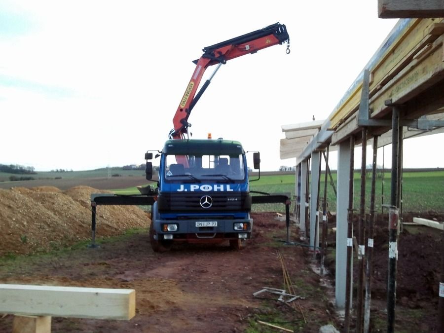 Ein Mercedes-LKW mit einem daran befestigten Kran