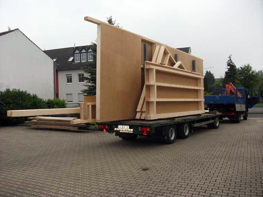 Ein LKW transportiert ein großes Stück Holz