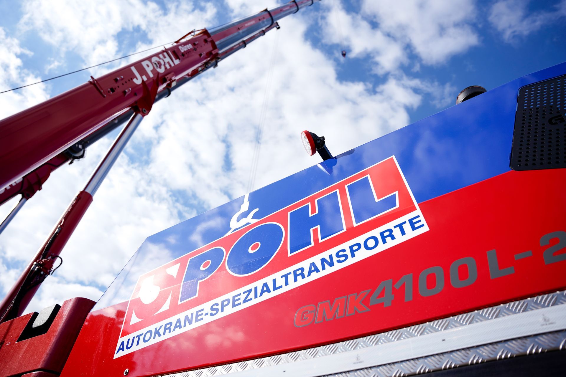 Ein Mann schreibt vor einem fahrenden Lastwagen auf einem Klemmbrett.