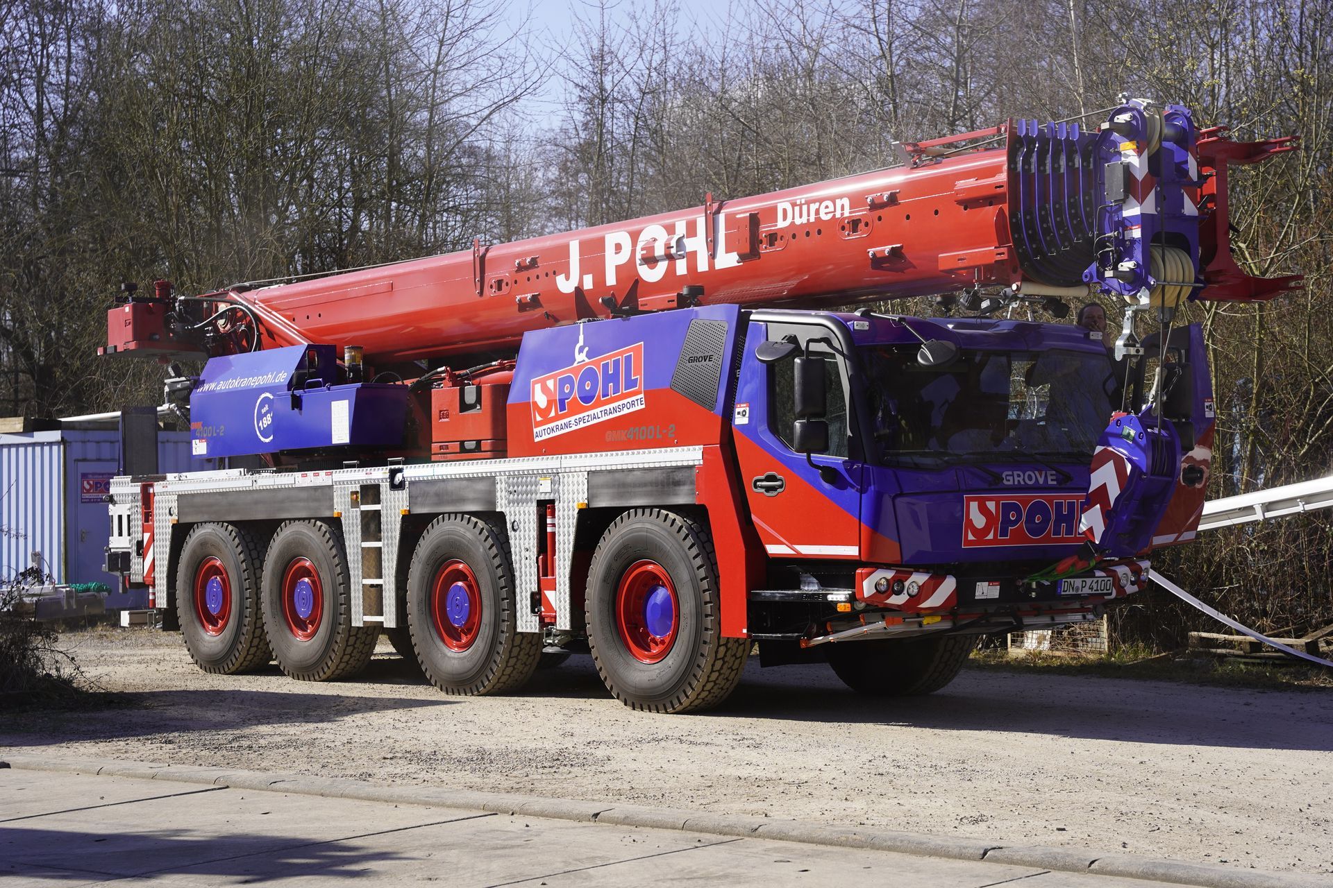 Auf einem Feld parken drei Lastwagen nebeneinander.