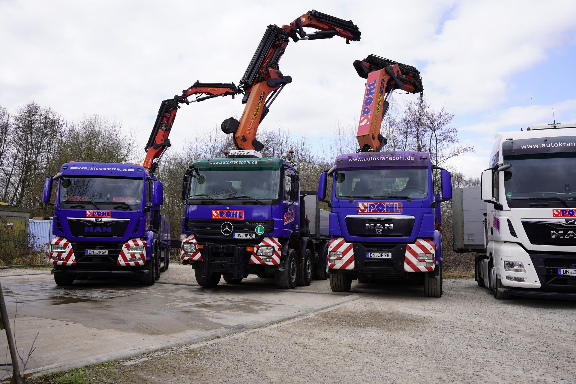 Ein Mercedes-LKW mit einem daran befestigten Kran