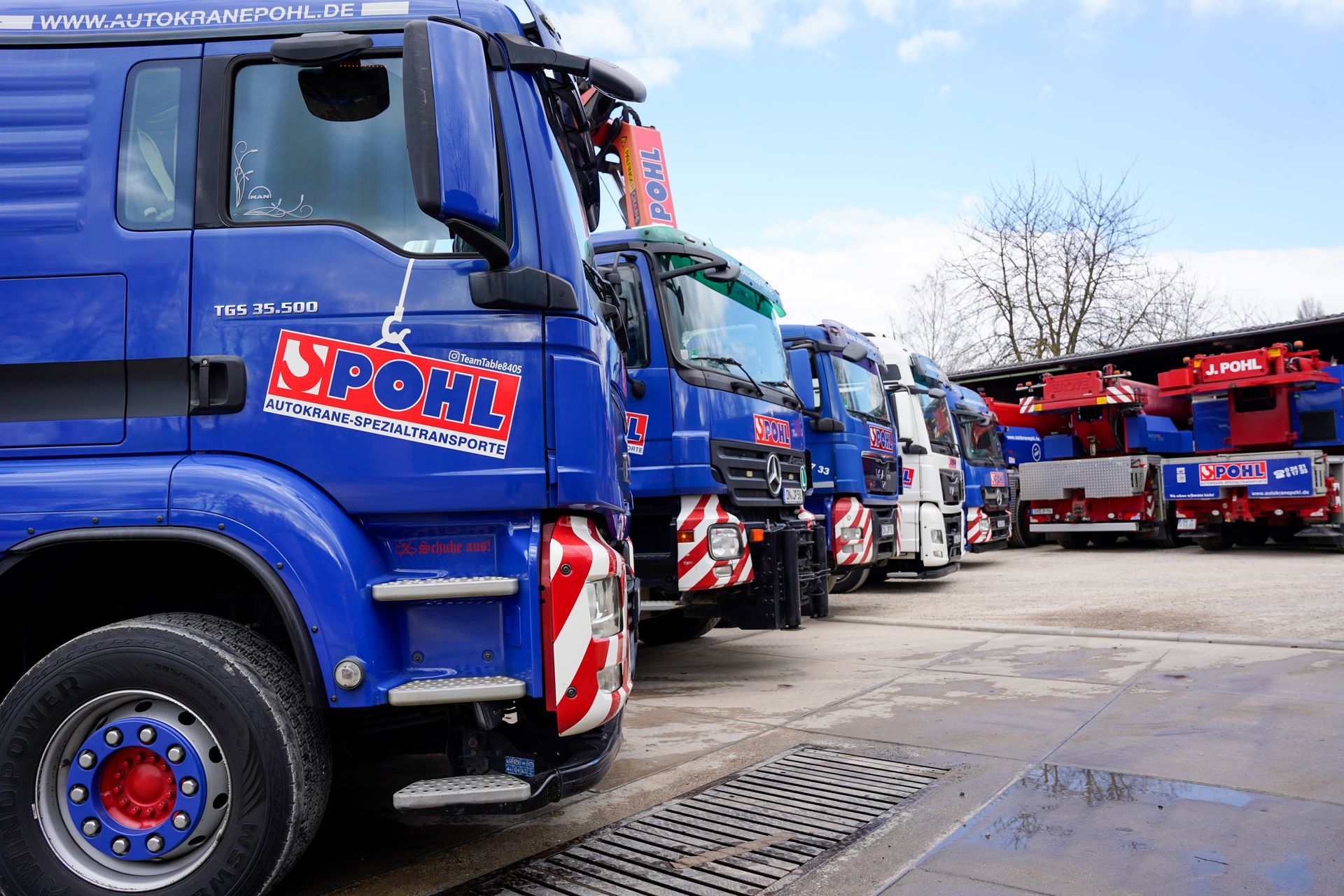 Auf einem Parkplatz stehen zwei Sattelschlepper nebeneinander.