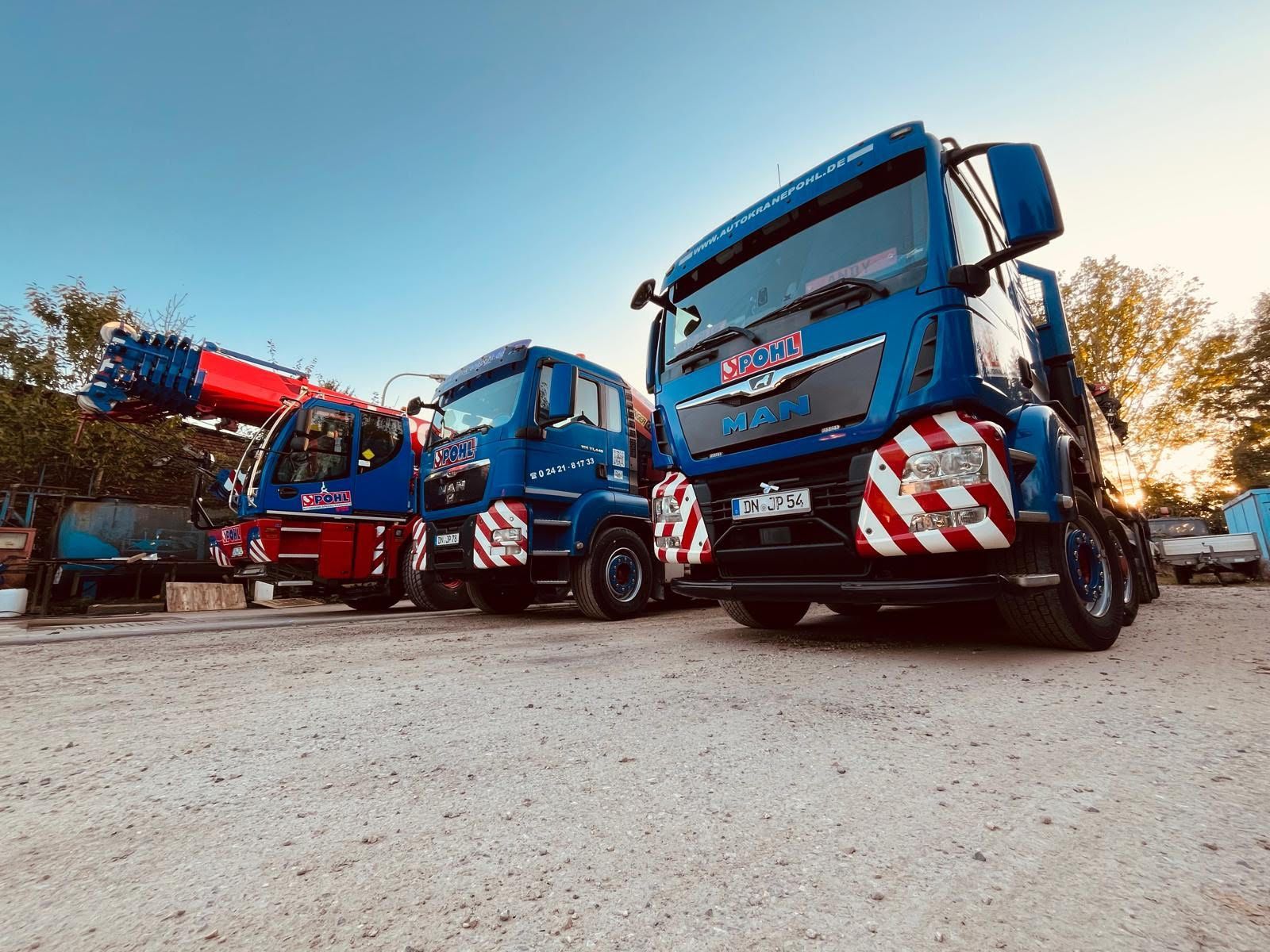 Eine Reihe Sattelschlepper fährt auf einer Autobahn.