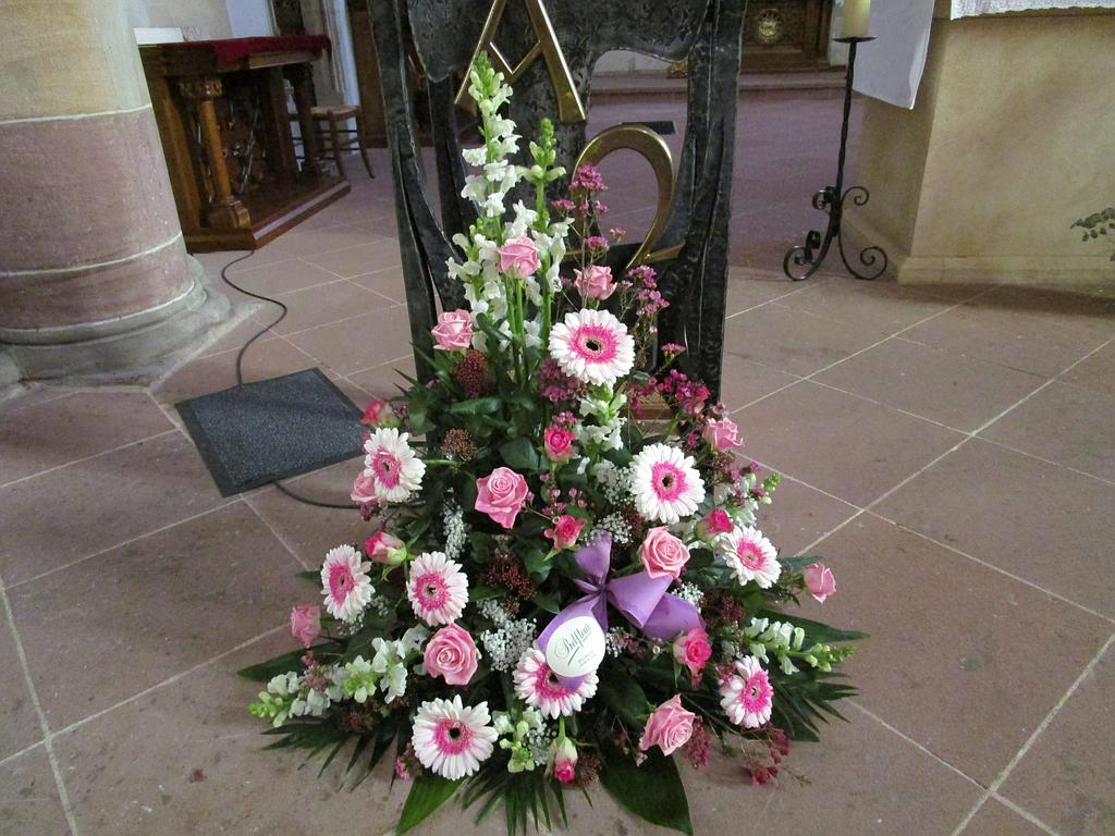 Devant de tombe rose