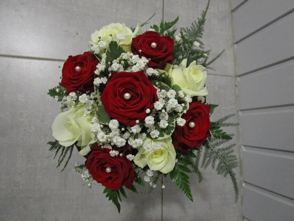 Bouquet de mariée rond rouge et blanc