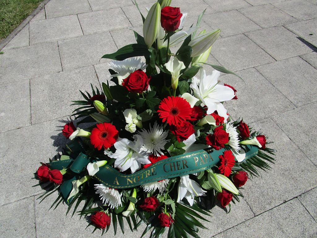 Devant de tombe rouge