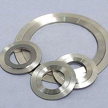 Juntas anulares metálicas de distintos tamaños dispuestas sobre una superficie.