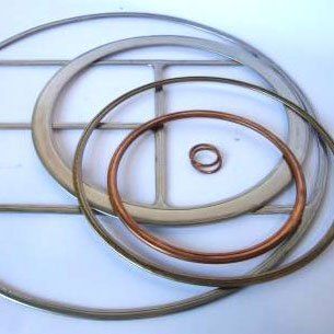 Varios anillos de metal y una estructura similar a una rejilla.