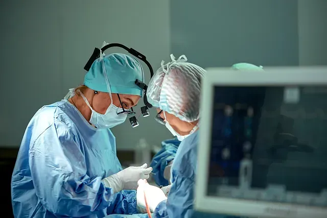 Dos cirujanos están operando a un paciente en un quirófano.